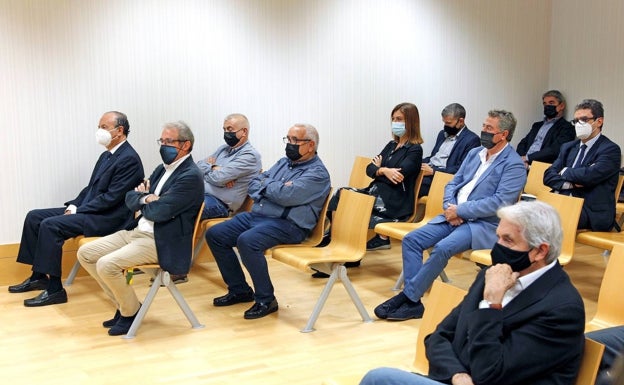 Algunos de los acusados en el juicio que ha comenzado este martes en Elche. 