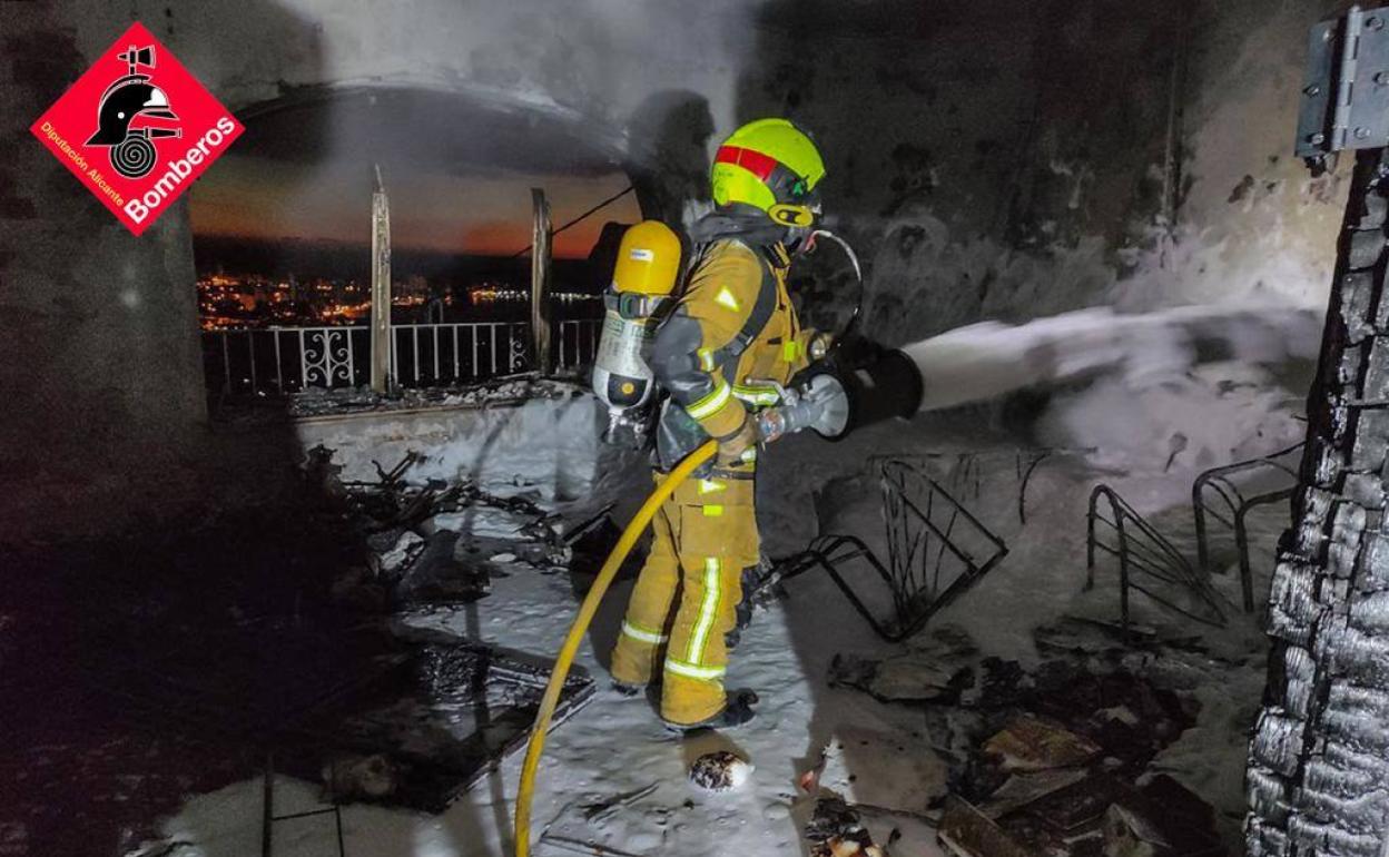 Bomberos participan en la extinción de las llamas en un chalet de la urbanización Maryvilla. 