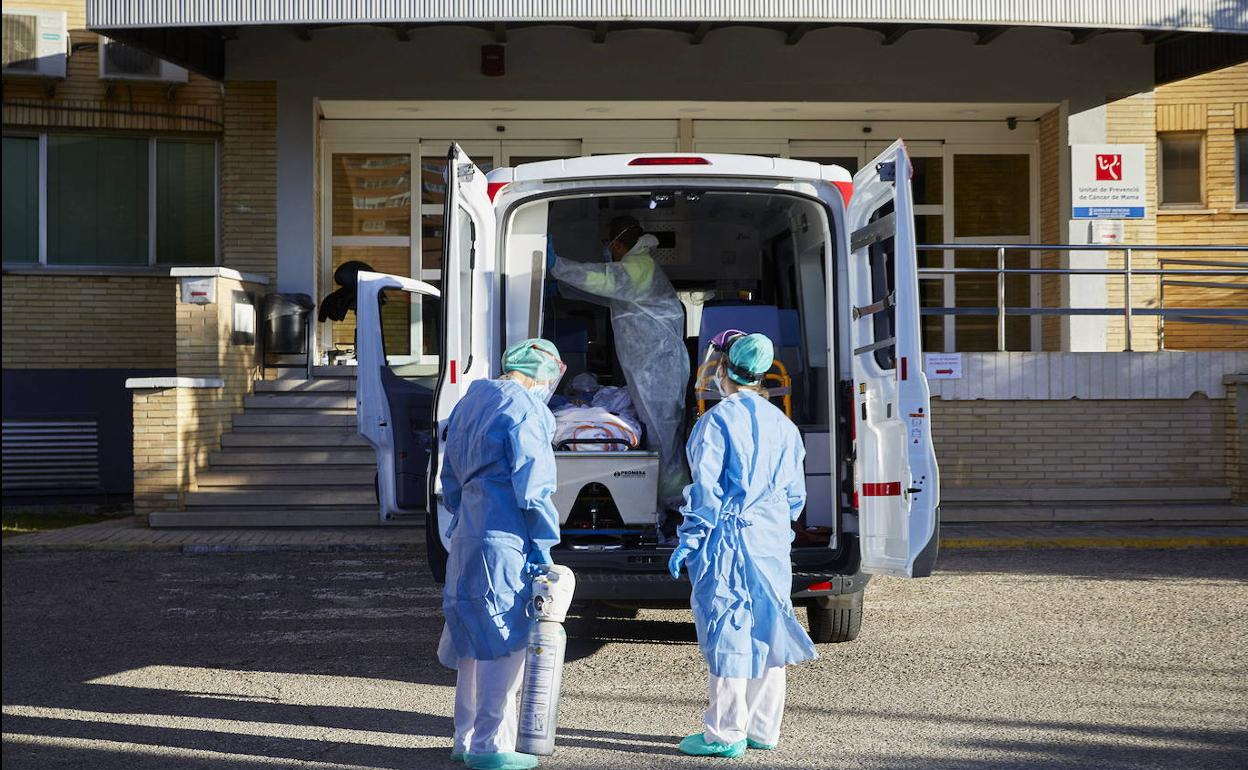 Sanitarios trasladan a un paciente a un hospital valenciano.