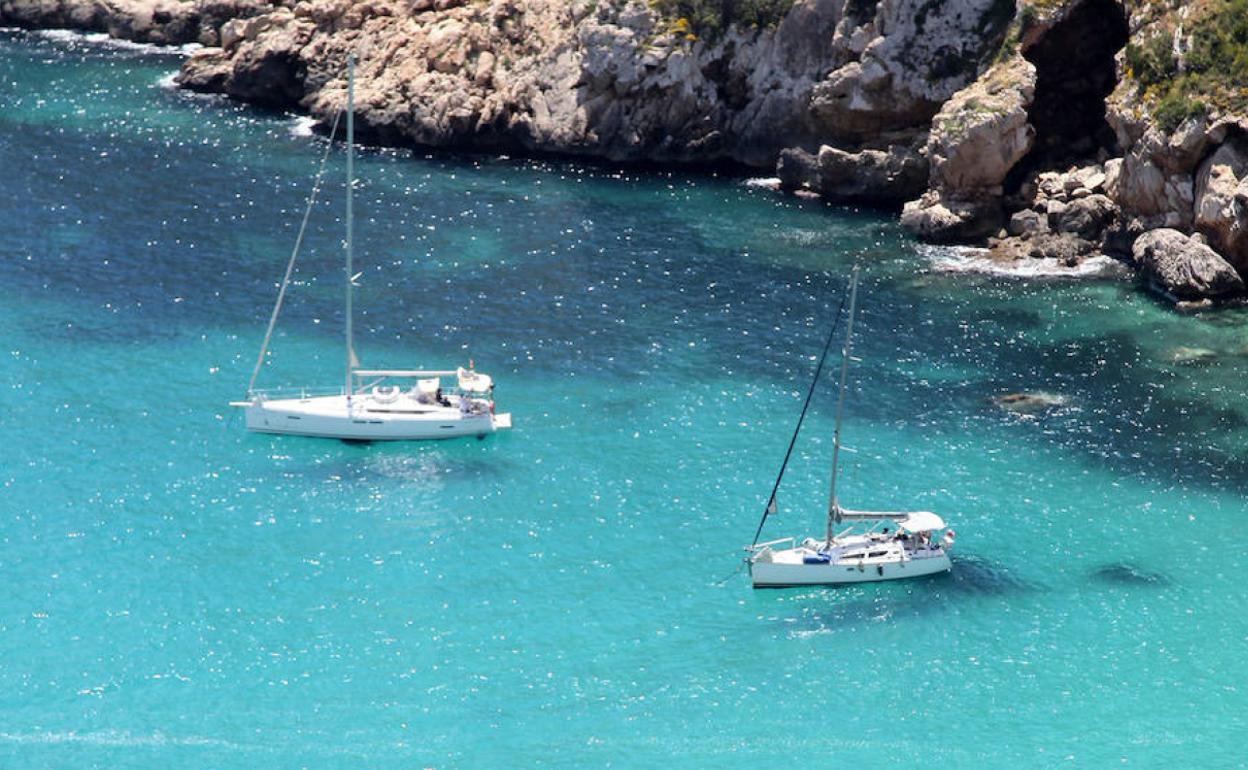 Embarcaciones en la cala de la Granadella de Xàbia. 