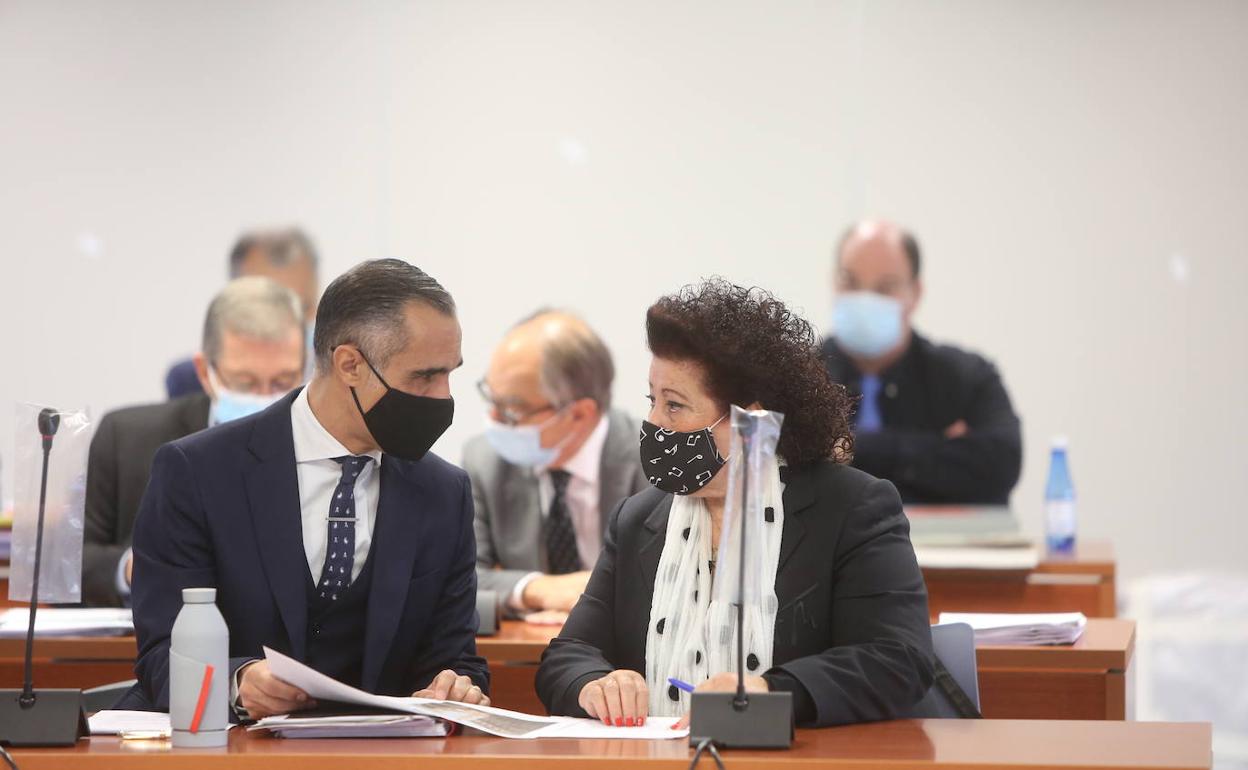 Consuelo Císcar, con su letrado, a punto de comenzar el juicio. 