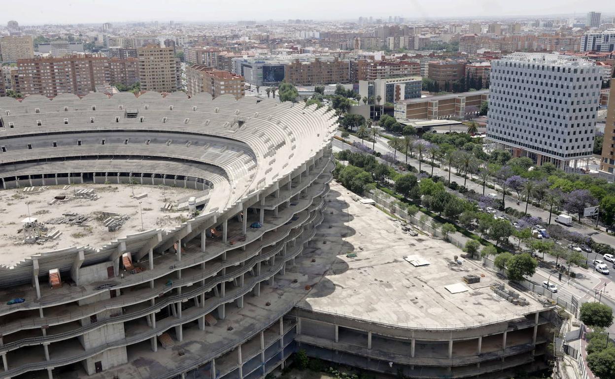 Exterior del nuevo estadio del Valencia, visto desde la calle de la Safor. 