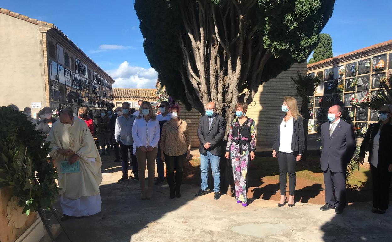 Misa en el cementerio de Benifaió. 