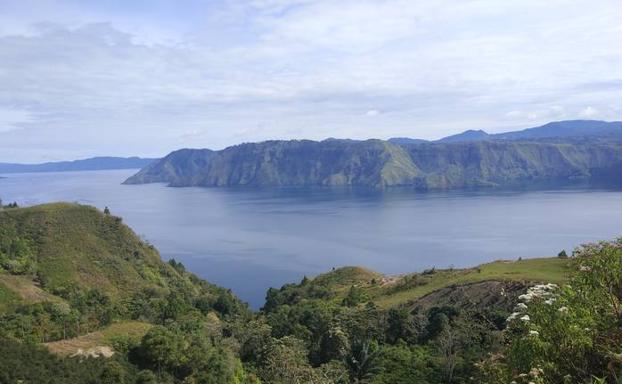 El lago Toba, en Sumatra, con la isla creada por la acumulación de magma en el subsuelo