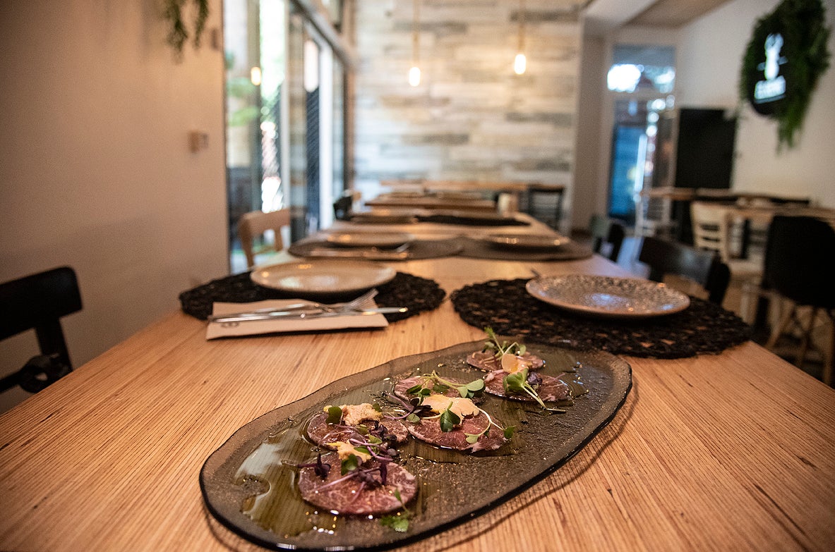 Cocina de mercado y carnes a la brasa.