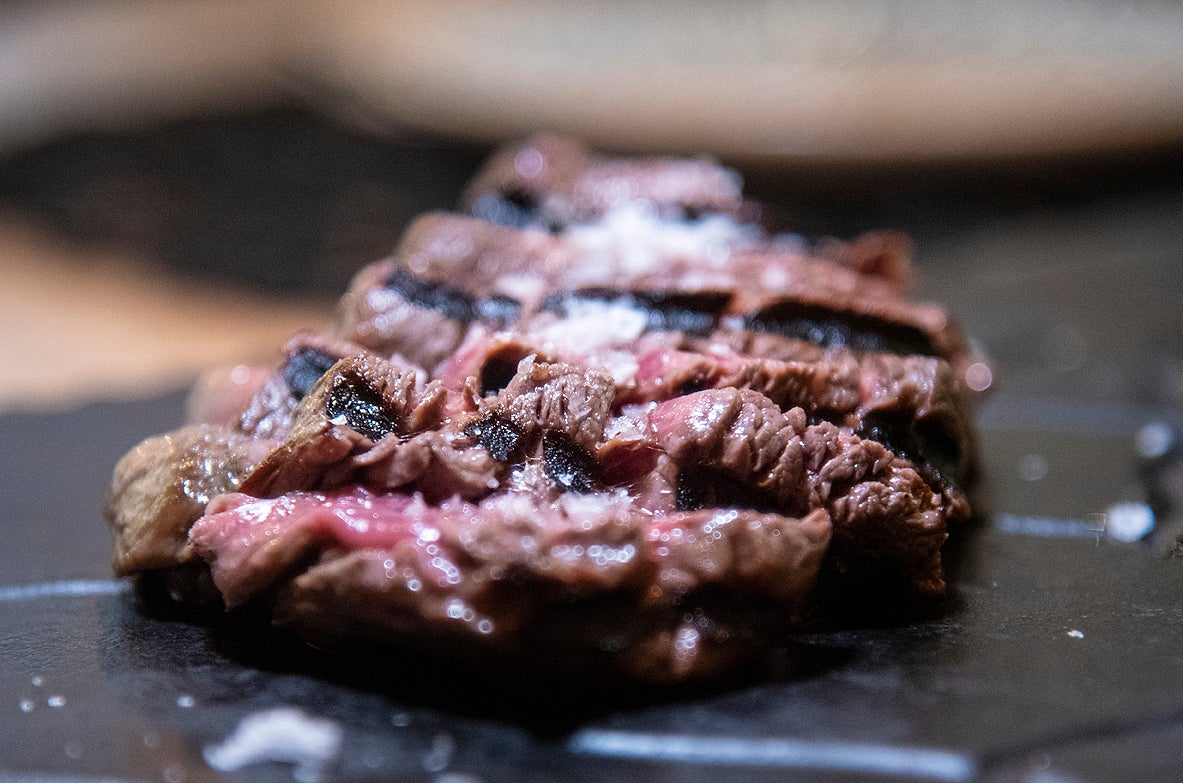 Cocina de mercado y carnes a la brasa.