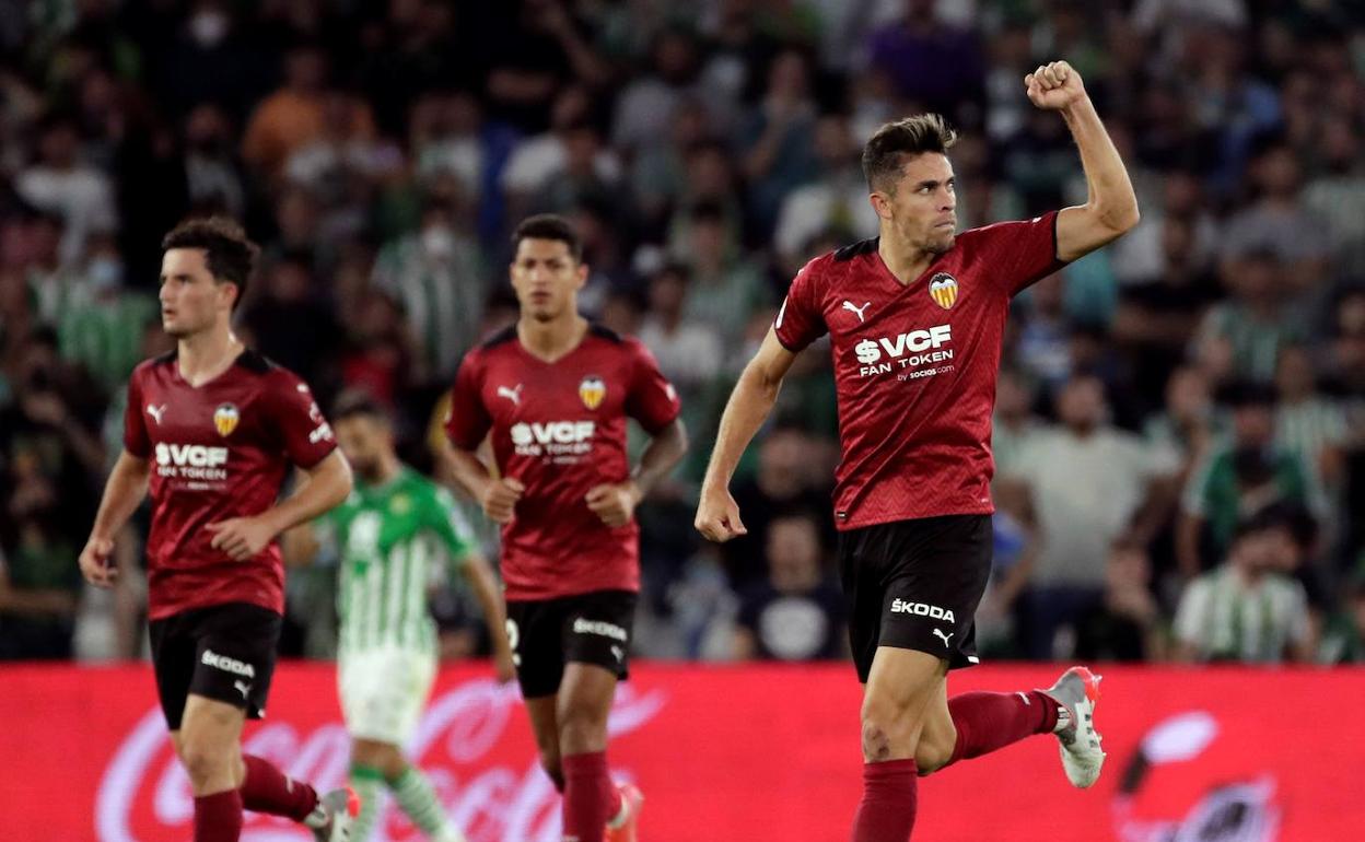 Gabriel Paulista levanta el brazo durante el partido ante el Betis.