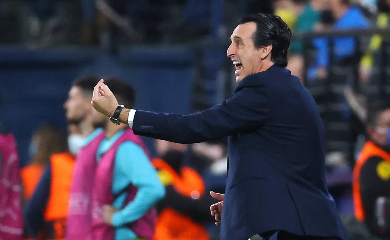 Unai Emery da instrucciones durante el partido contra el Young Boys.