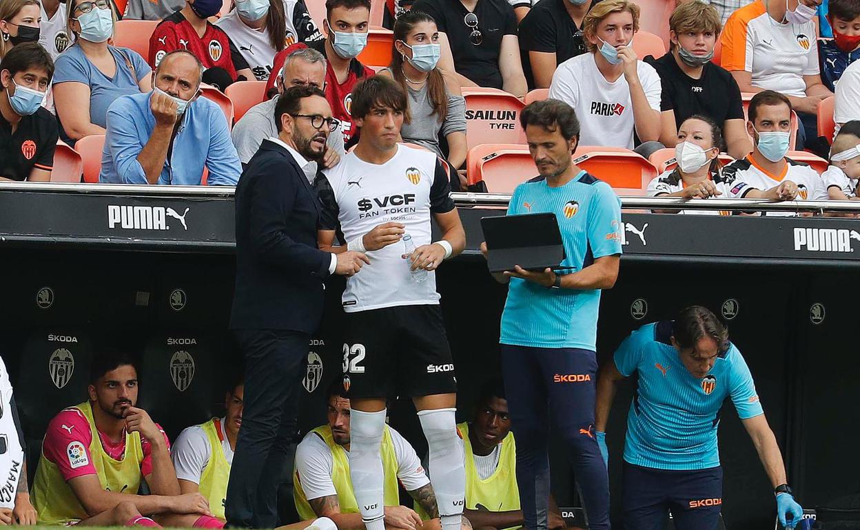 Jesús Vázquez, recibiendo instrucciones antes de entrar a jugar con el Valencia en Mestalla 