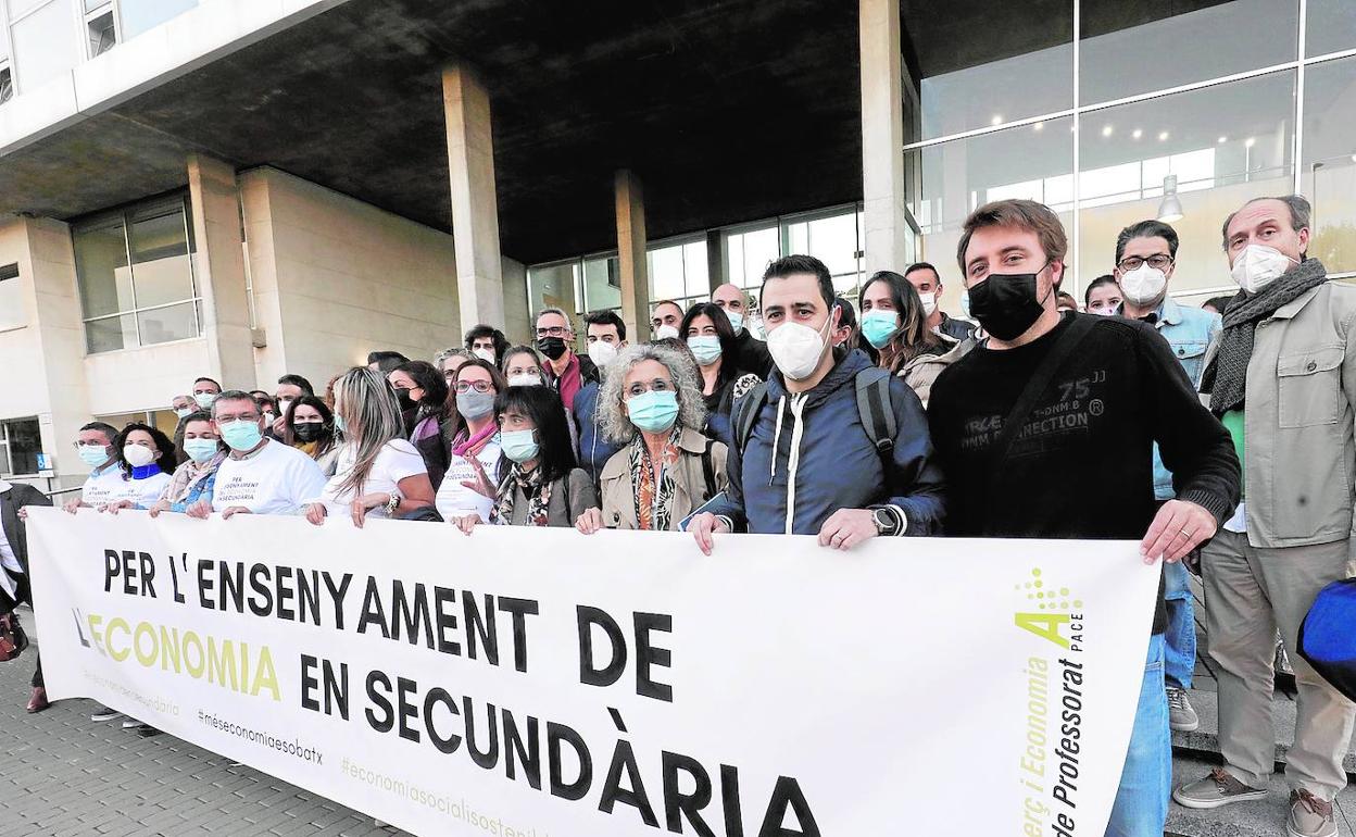 Protesta de profesores de Economía, poco antes de una reunión sobre la próxima selectividad. 