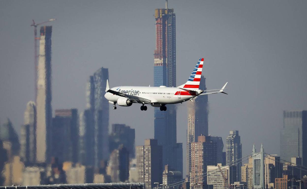 Un avión aterriza en Nueva York. 