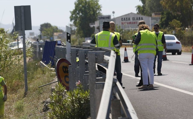 La Guardia Civil en el lugar donde la conductora ebria se llevó por delante al grupo de ciclistas de Xàbia. 