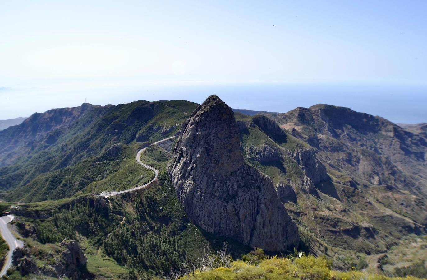 Este parque alberga una de las historias más conocidas de la zona, una leyenda que también da nombre al lugar. Aquí Gara se enamoró de Jonay, un joven de la vecina isla de Tenerife. Sin embargo su amor fue vetado por los padres de ella, ya que se creía que ocasionaba erupciones en el Teide. 