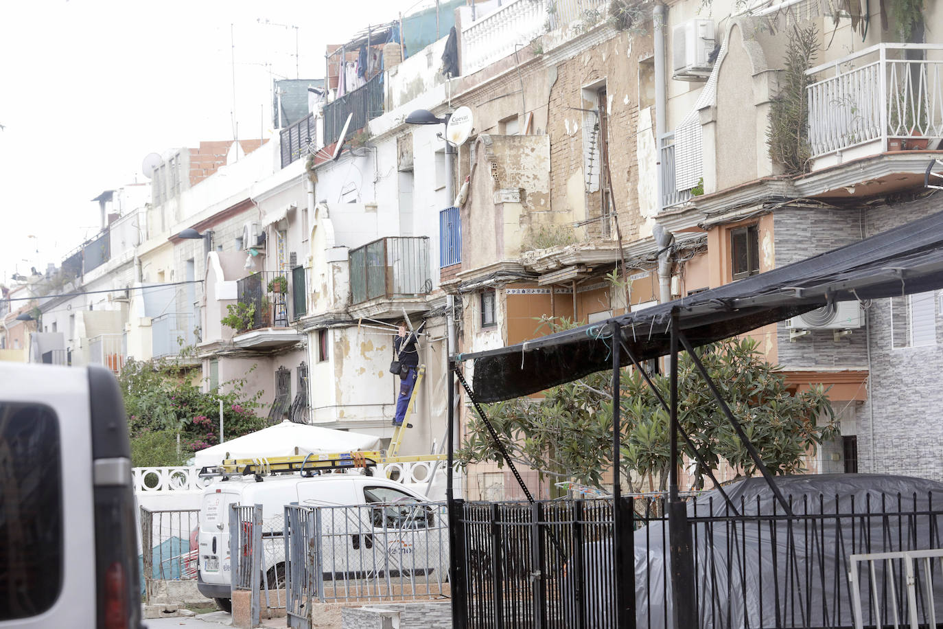 El barrio del Xenillet de Torrent es el lugar donde residen las familias enfrentadas por el crimen del cementerio del día de Todos los Santos, los 'Marco' y los 'Bocanegra'. Los vecinos apenas pisan la calle por temor a más reyertas tras el tiroteo, que se zanjó con dos muertos y un herido.