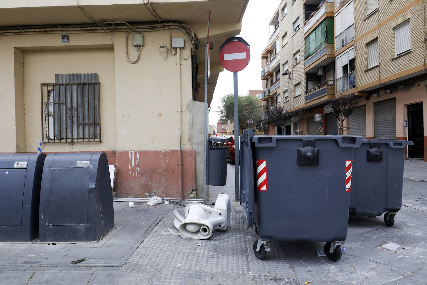 El barrio del Xenillet de Torrent es el lugar donde residen las familias enfrentadas por el crimen del cementerio del día de Todos los Santos, los 'Marco' y los 'Bocanegra'. Los vecinos apenas pisan la calle por temor a más reyertas tras el tiroteo, que se zanjó con dos muertos y un herido.