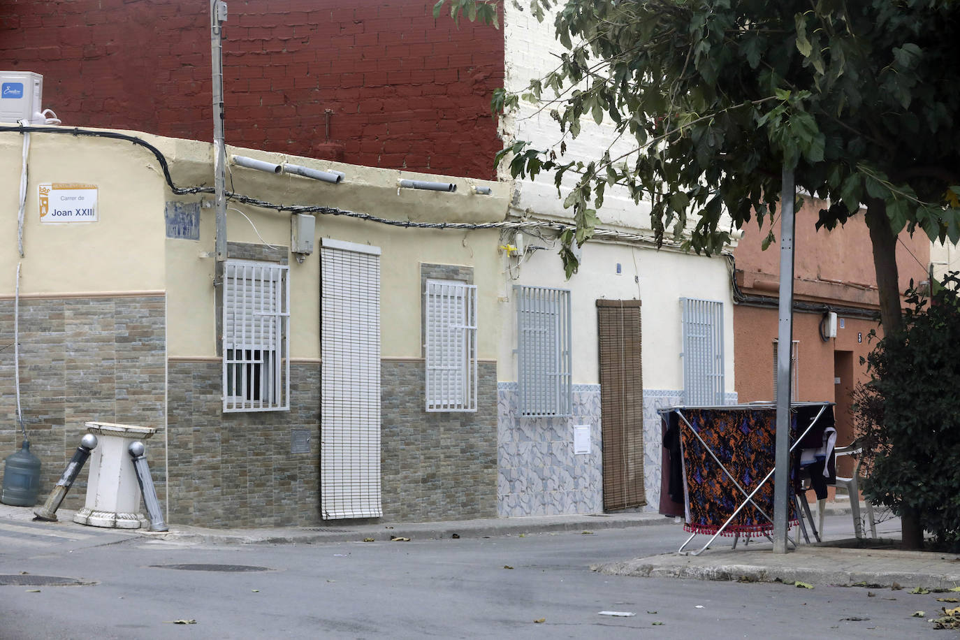 El barrio del Xenillet de Torrent es el lugar donde residen las familias enfrentadas por el crimen del cementerio del día de Todos los Santos, los 'Marco' y los 'Bocanegra'. Los vecinos apenas pisan la calle por temor a más reyertas tras el tiroteo, que se zanjó con dos muertos y un herido.