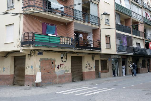 El barrio del Xenillet de Torrent es el lugar donde residen las familias enfrentadas por el crimen del cementerio del día de Todos los Santos, los 'Marco' y los 'Bocanegra'. Los vecinos apenas pisan la calle por temor a más reyertas tras el tiroteo, que se zanjó con dos muertos y un herido.