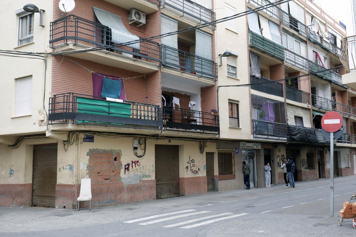 Unos pocos vecinos en la calle Xenillet que da nombre a la barriada. pau benlloch