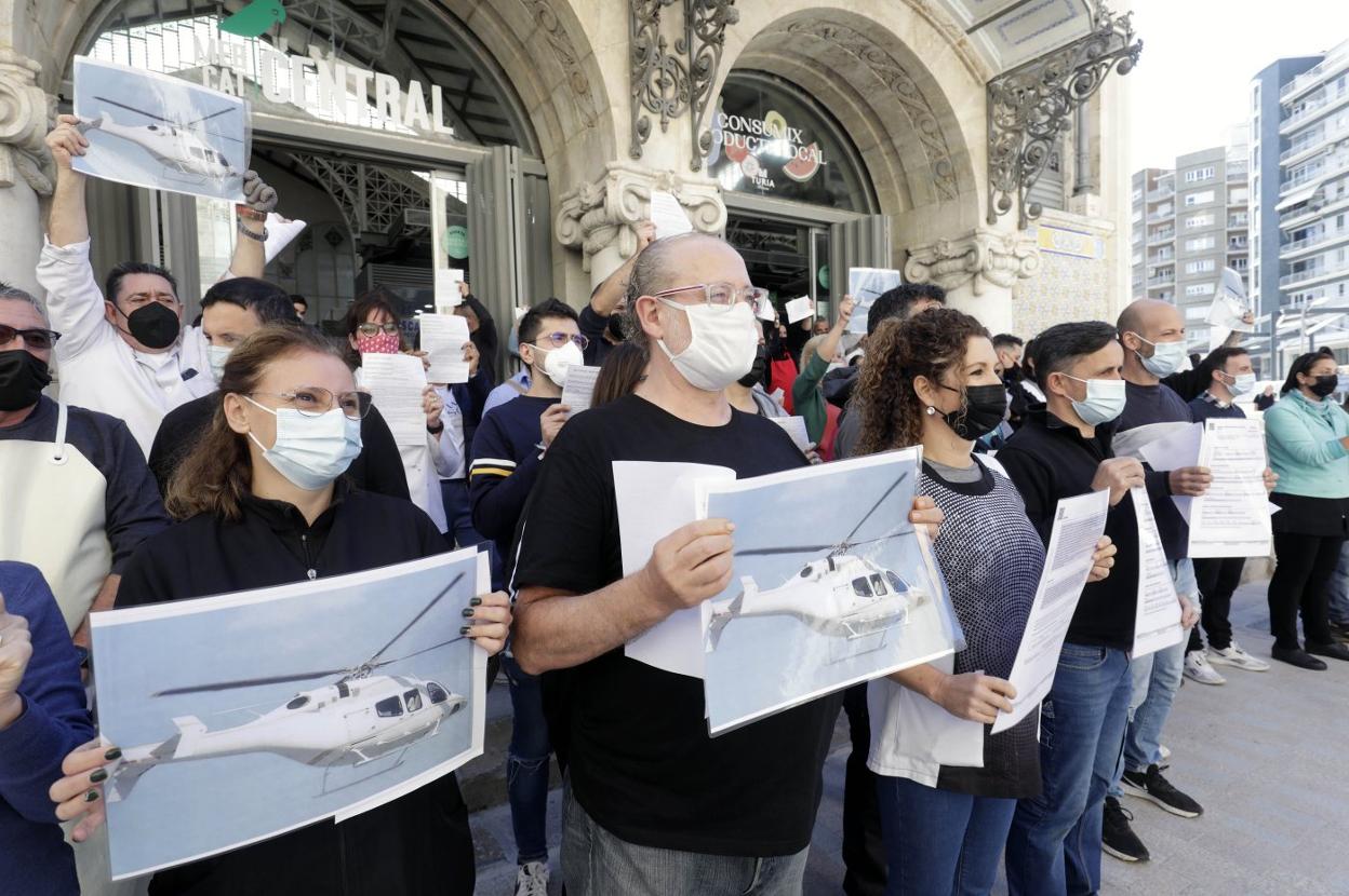 Protesta de vendedores del Mercado Central, ayer en uno de los accesos del recinto. irene marsilla