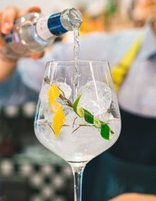 Imagen secundaria 2 - Arriba, gin-tonic preparado en el Apotheke. Abajo a la izquierda, gin-tonic del Lolita Bar & Coctail. Abajo a la derecha, gin-tonic del restaurante La Sastrería.