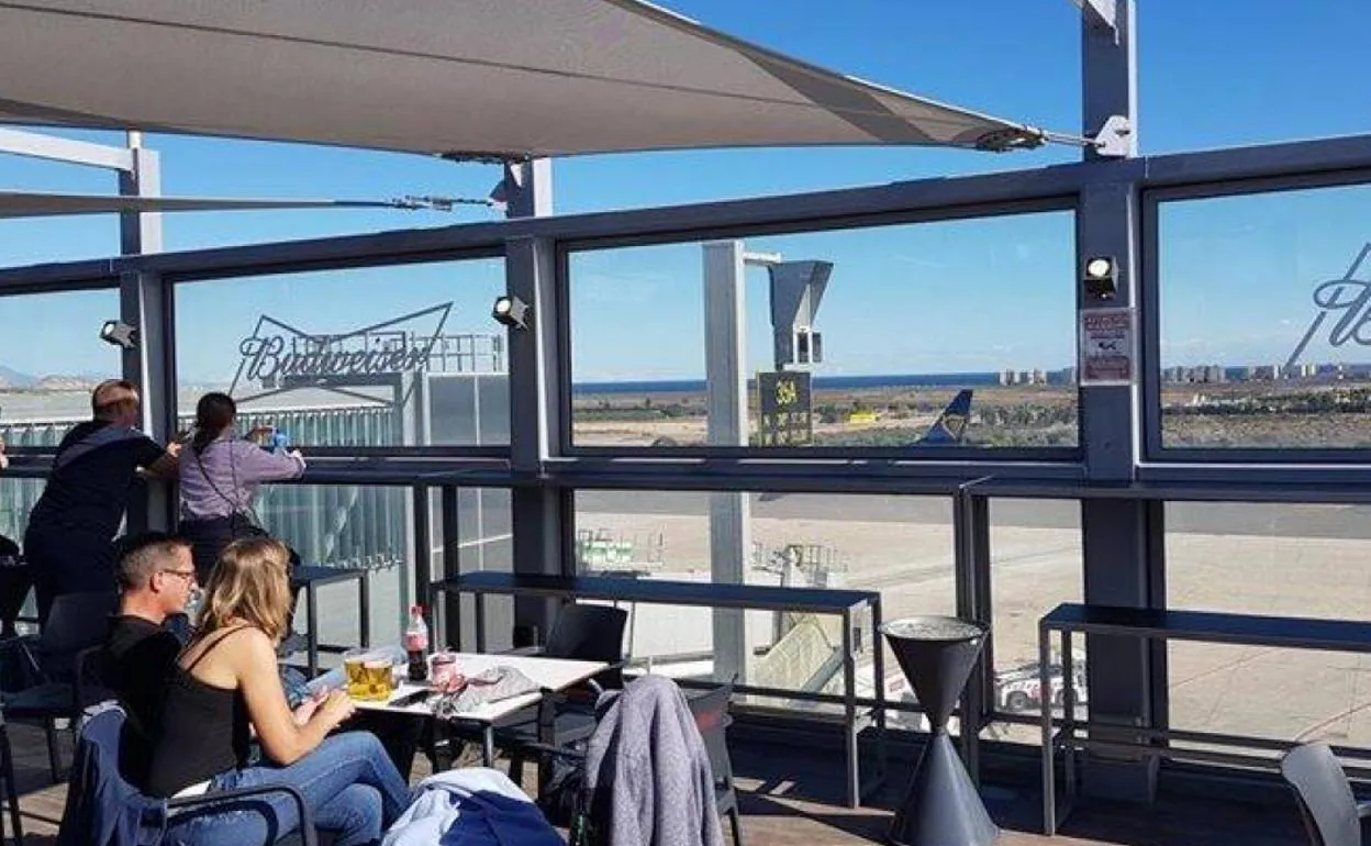 Nueva terraza de la cervecera Budweiser, en el aeropuerto Miguel Hernández de Alicante. 