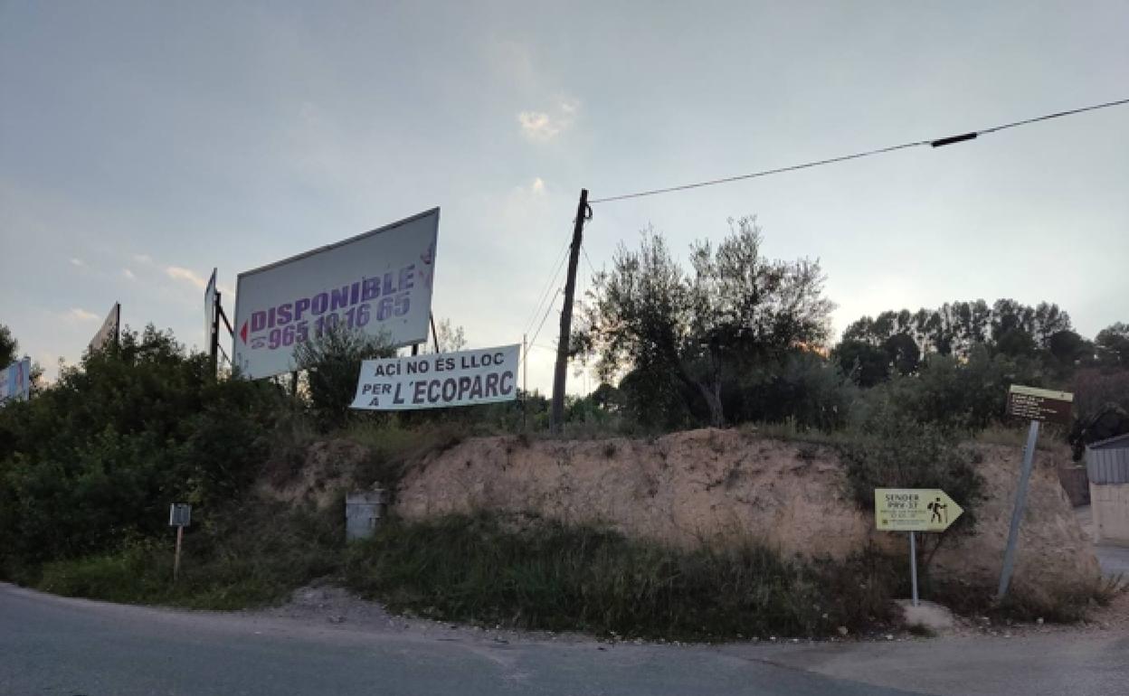 Una pancarta muestra la oposición al proyecto en el sitio donde se plantea el ecoparque 