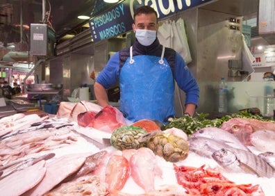 Imagen secundaria 1 - Vendedores de paradas de pescado, carne y huevos del Mercado Central. 