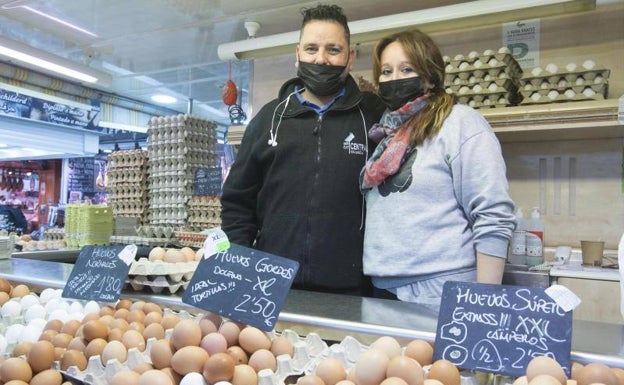 Imagen principal - Vendedores de paradas de pescado, carne y huevos del Mercado Central. 