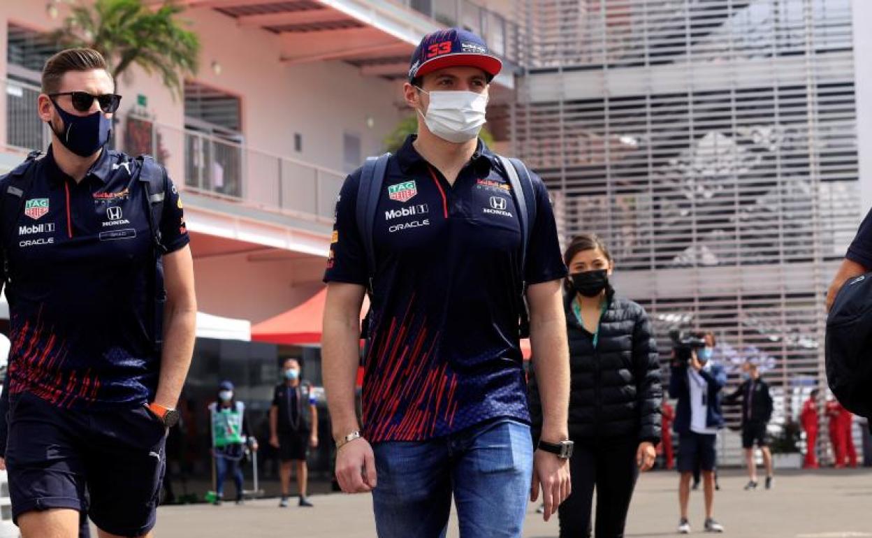 Max Verstappen (c), en el Autódromo Hermanos Rodríguez en la Ciudad de México. 