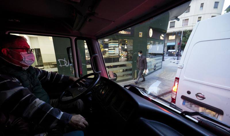 Juan, un vendedor del Mercado Central que ha cambiado su itinerario para cargar y descargar la mercancía debido a las obras y los últimos cambios de dirección en el entorno. 