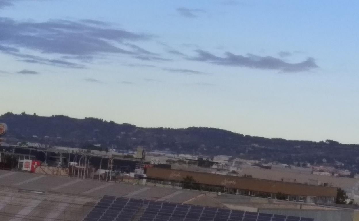 El cielo ha amanecido este viernes con intervalos nubosos en Xàtiva. 