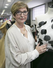 Imagen secundaria 2 - Arriba, Dolores Font Cortés en su taller en Vila-real. Abajo, Miquel Suay, presidente de Dimova, e Isabel Sanchis, que cuenta con una pequeña infraestructura en Benaguasil.