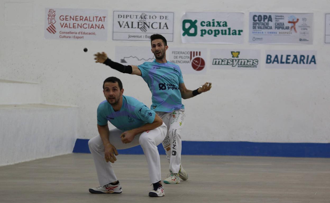 Pere se agacha en la semifinal mientras Marc dispara. 