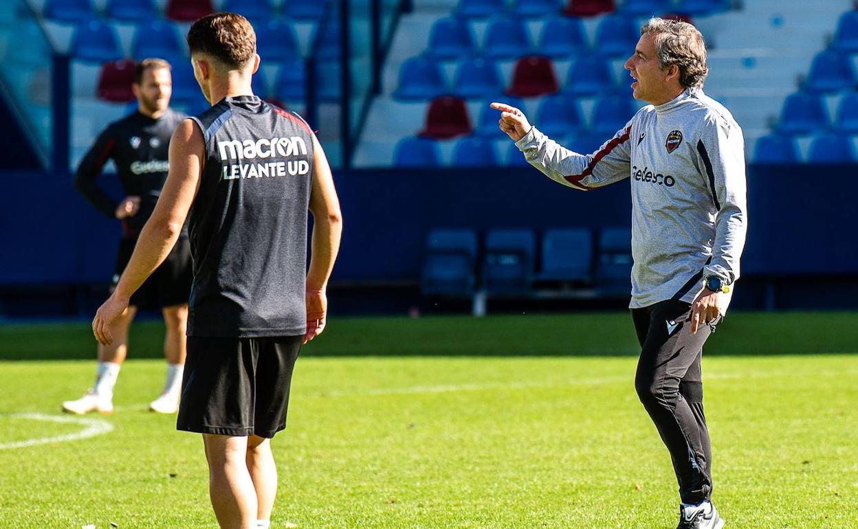 Pereira da indicaciones durante el entrenamiento de ayer.