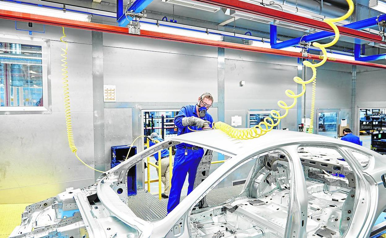 Operarios en plena jornada de trabajo en la planta de Ford Almussafes.