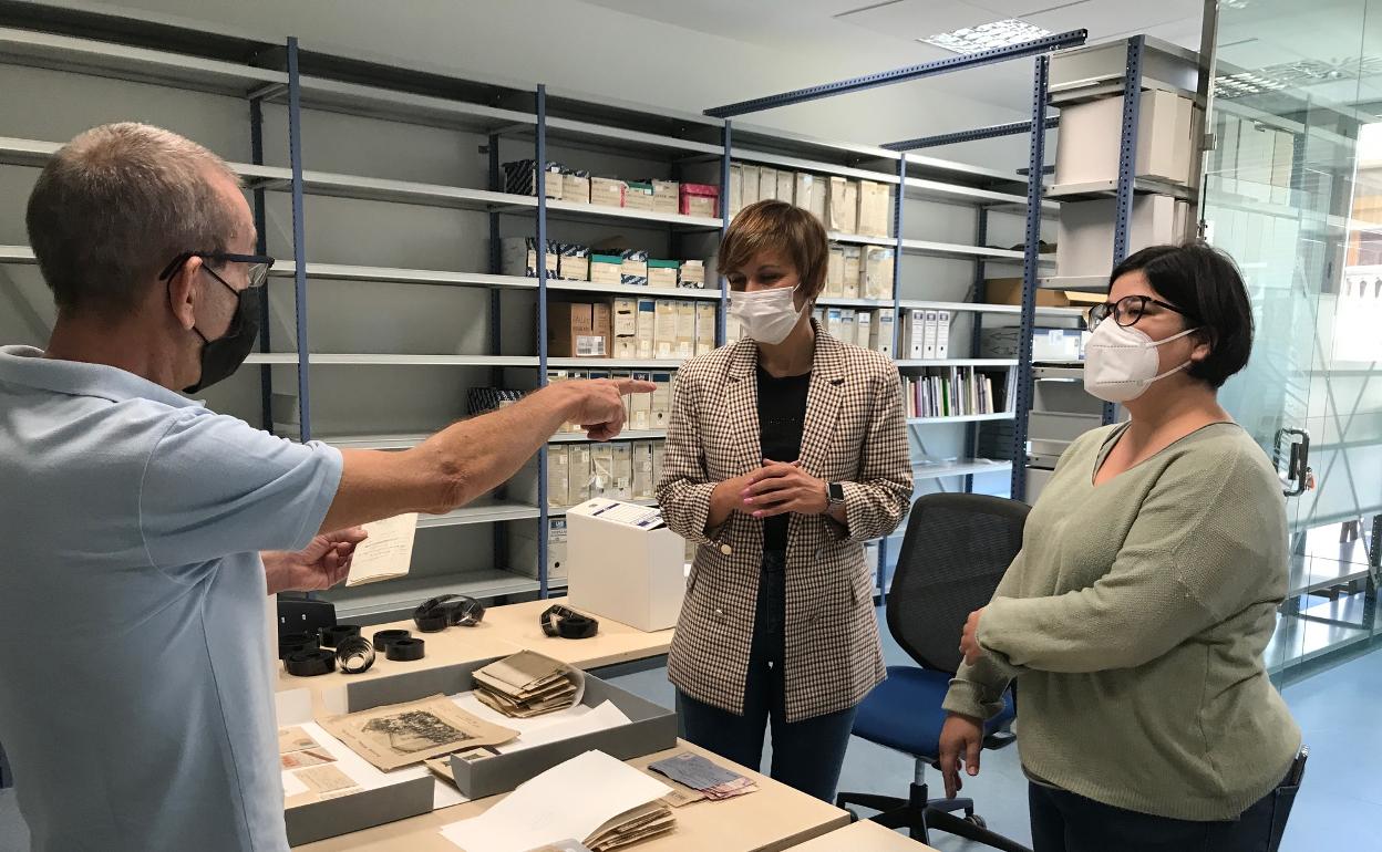 La alcaldesa de Benifaió con el cronista en el archivo. 