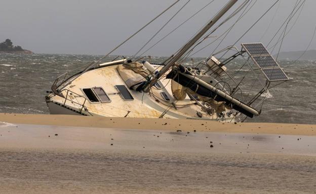 Un velero encallado este sábado en el puerto de Pollença.. 