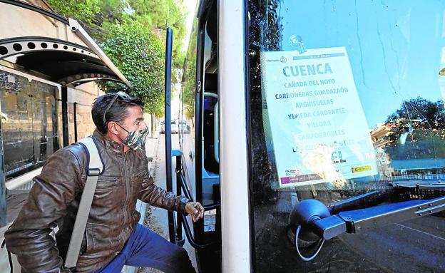 Autobús. Transbordo de los pasajeros en Utiel.