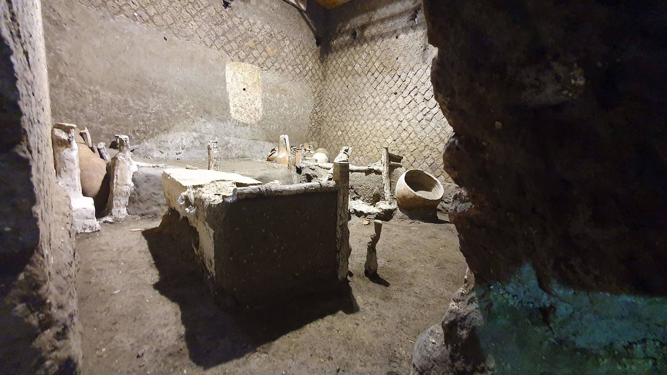 El pequeño cuarto de tres camas, una vasija de cerámica y un cofre de madera fue descubierto durante una excavación en la Villa de Civita Giuliana, a pocos cientos de metros del resto de la ciudad antigua. 