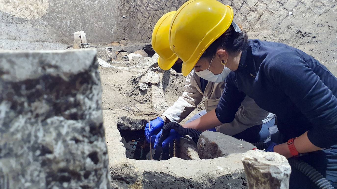 El cofre de madera contenía objetos de metal que parecían formar parte de los arneses de los caballos de las carrozas. También se encontró un eje de aquella, apoyado en una de las camas. 