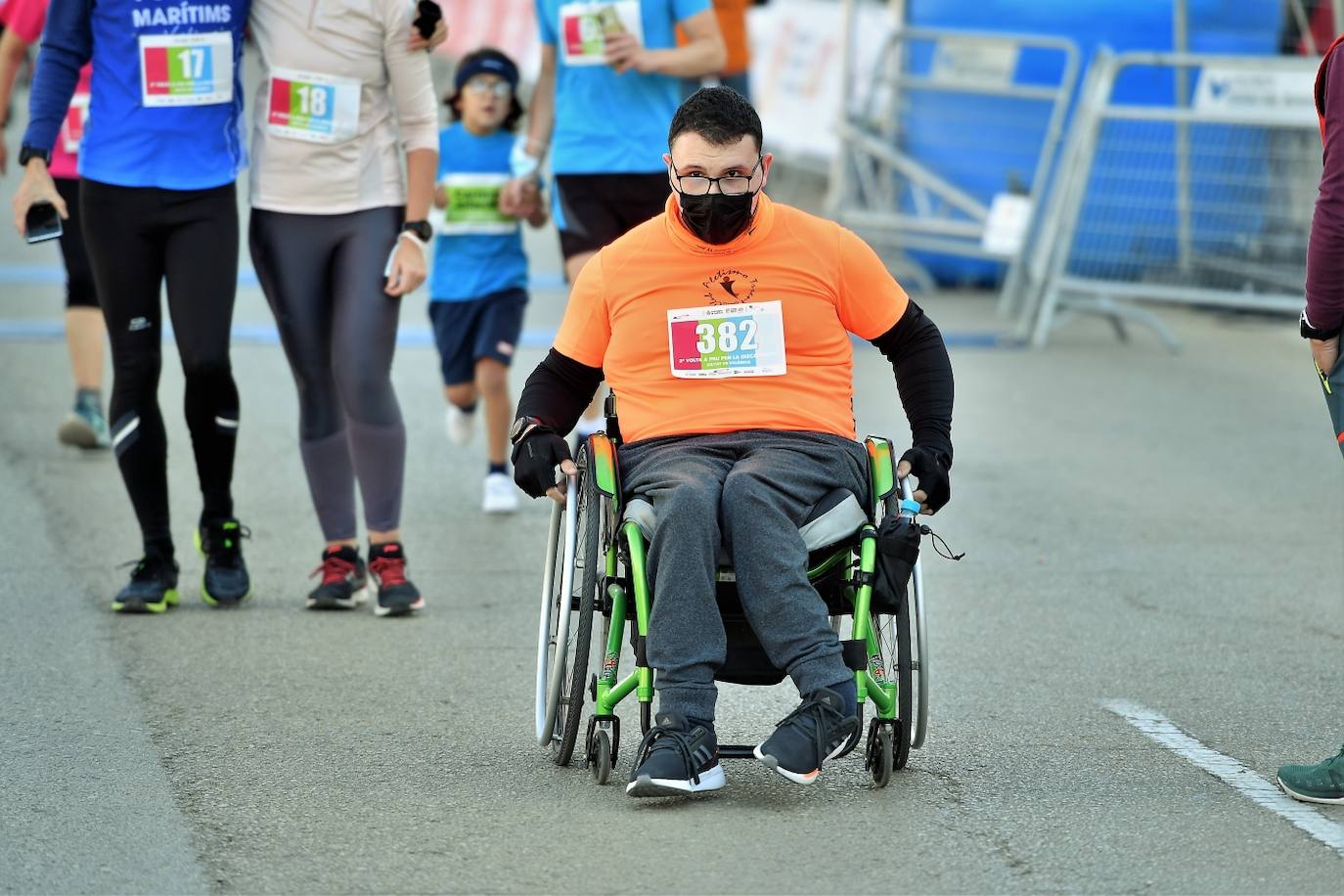 En la Volta a Peu por la Discapacidad ha habido una marcha a pie y otra corriendo y actividades especiales al acabar las pruebas, que se han desarrollado en un circuito de 4,5 kilómetros 