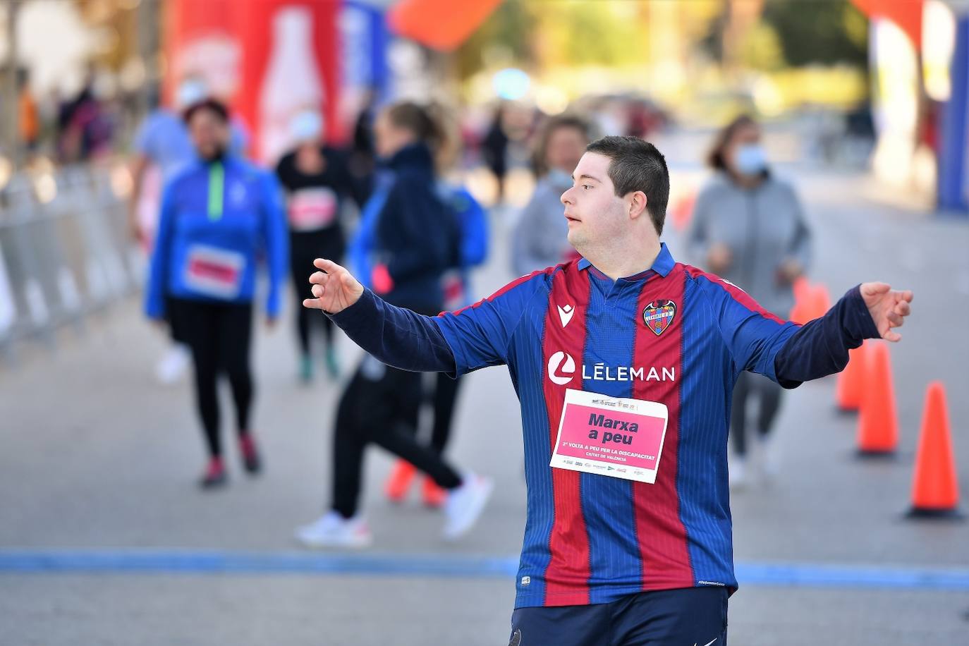 En la Volta a Peu por la Discapacidad ha habido una marcha a pie y otra corriendo y actividades especiales al acabar las pruebas, que se han desarrollado en un circuito de 4,5 kilómetros 