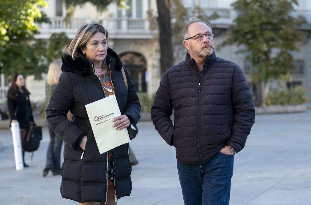 Marisol Burón, madre de Marta Calvo, junto al padre de la también desaparecida Marta del Castillo. efe