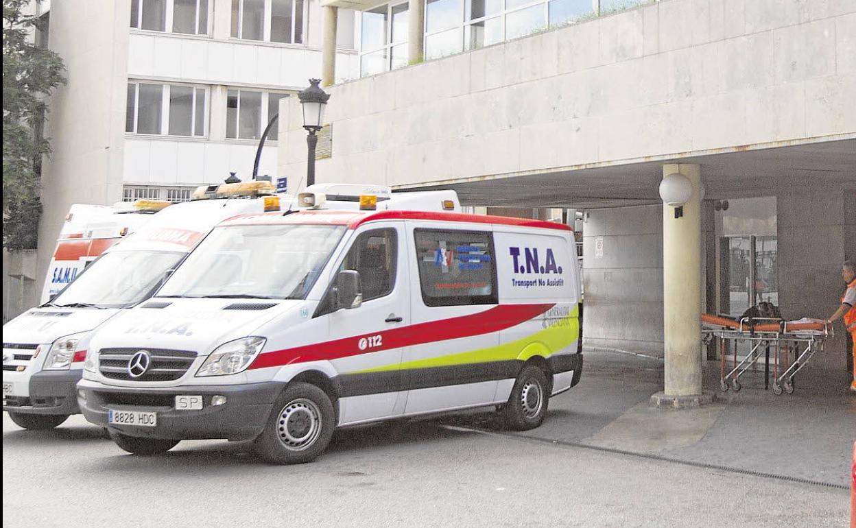 Una ambulancia en el hospital Clínico. 