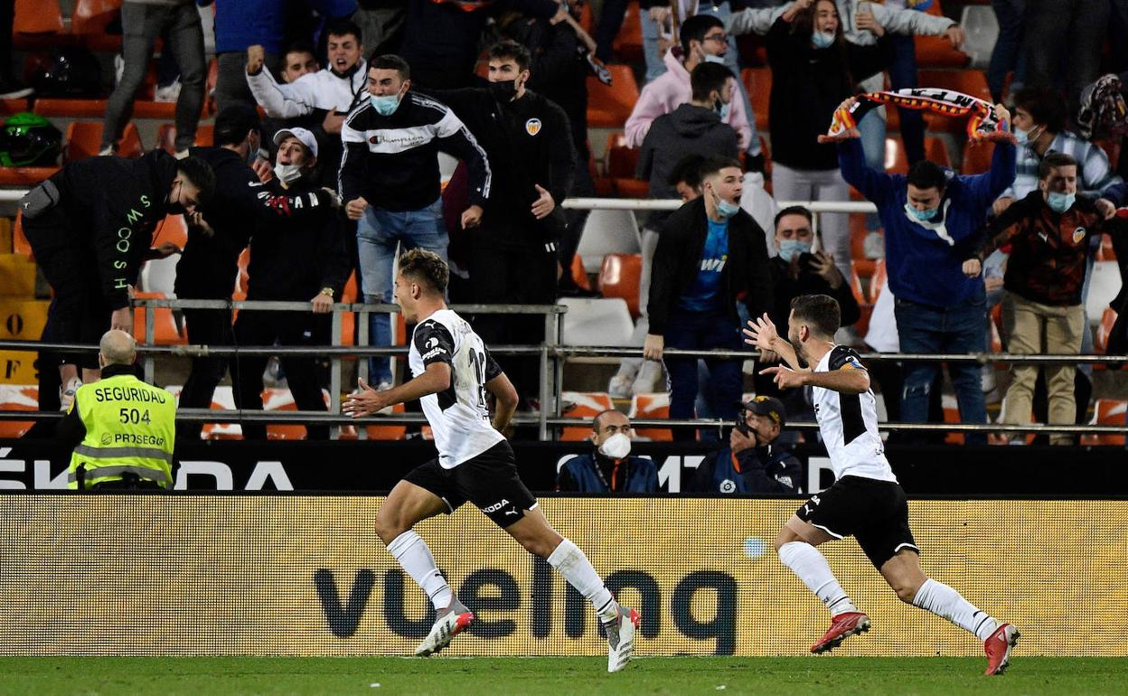 Hugo Duro, celebrando el tercer gol junto a Gayà