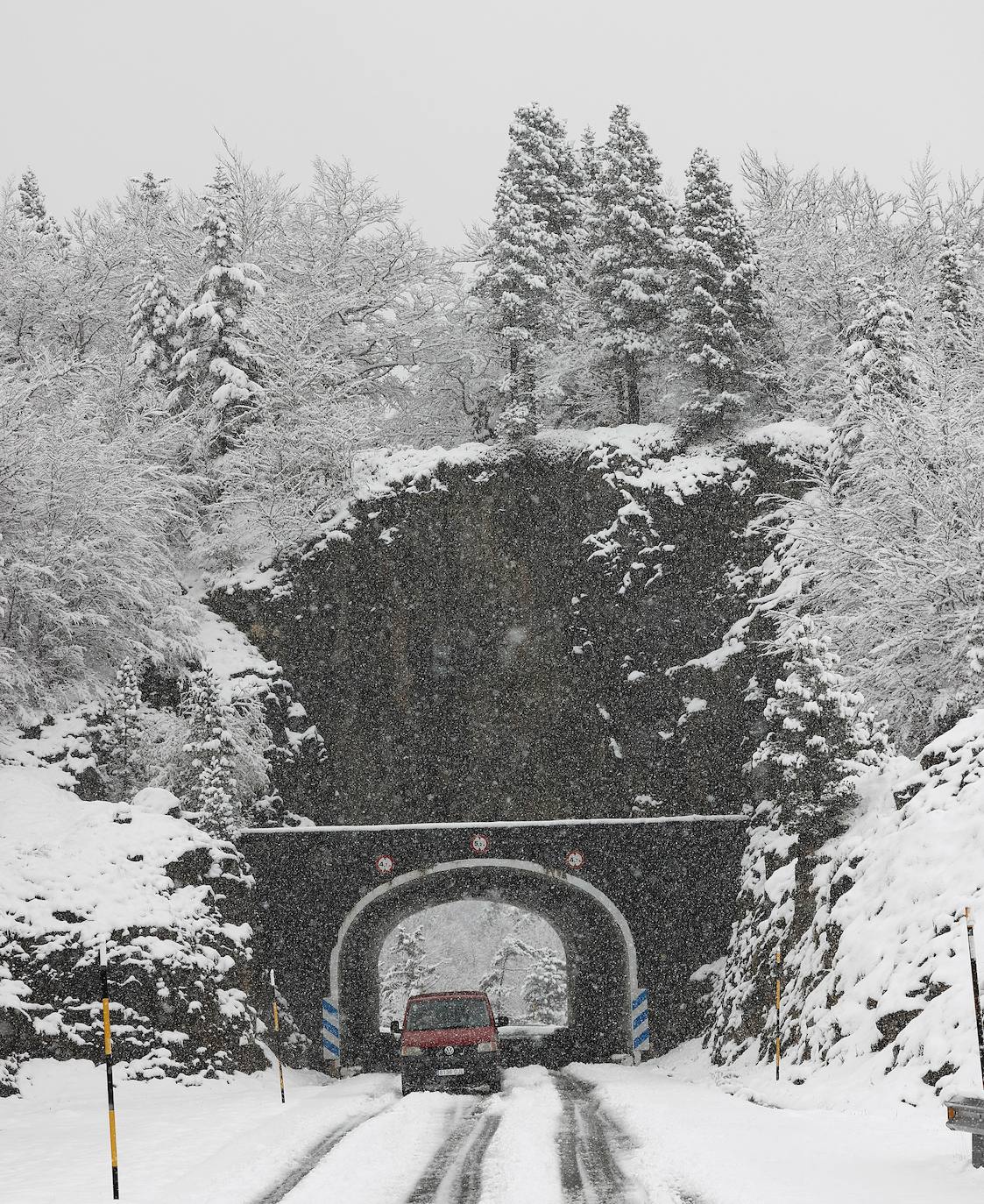 La primera nevada del otoño de 2021 cae en el norte de la península ibérica. 