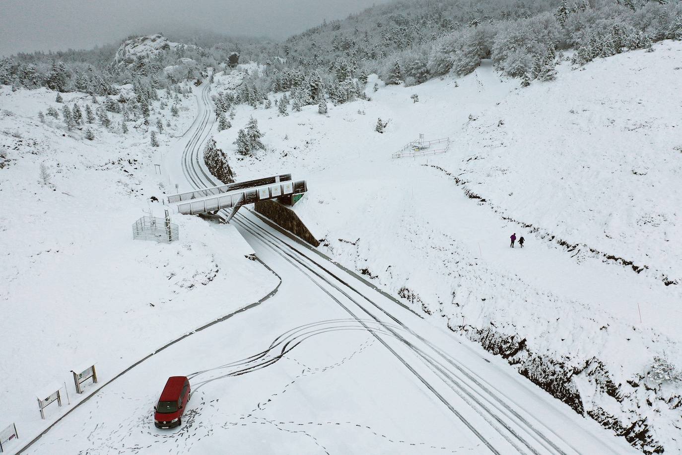 La primera nevada del otoño de 2021 cae en el norte de la península ibérica. 