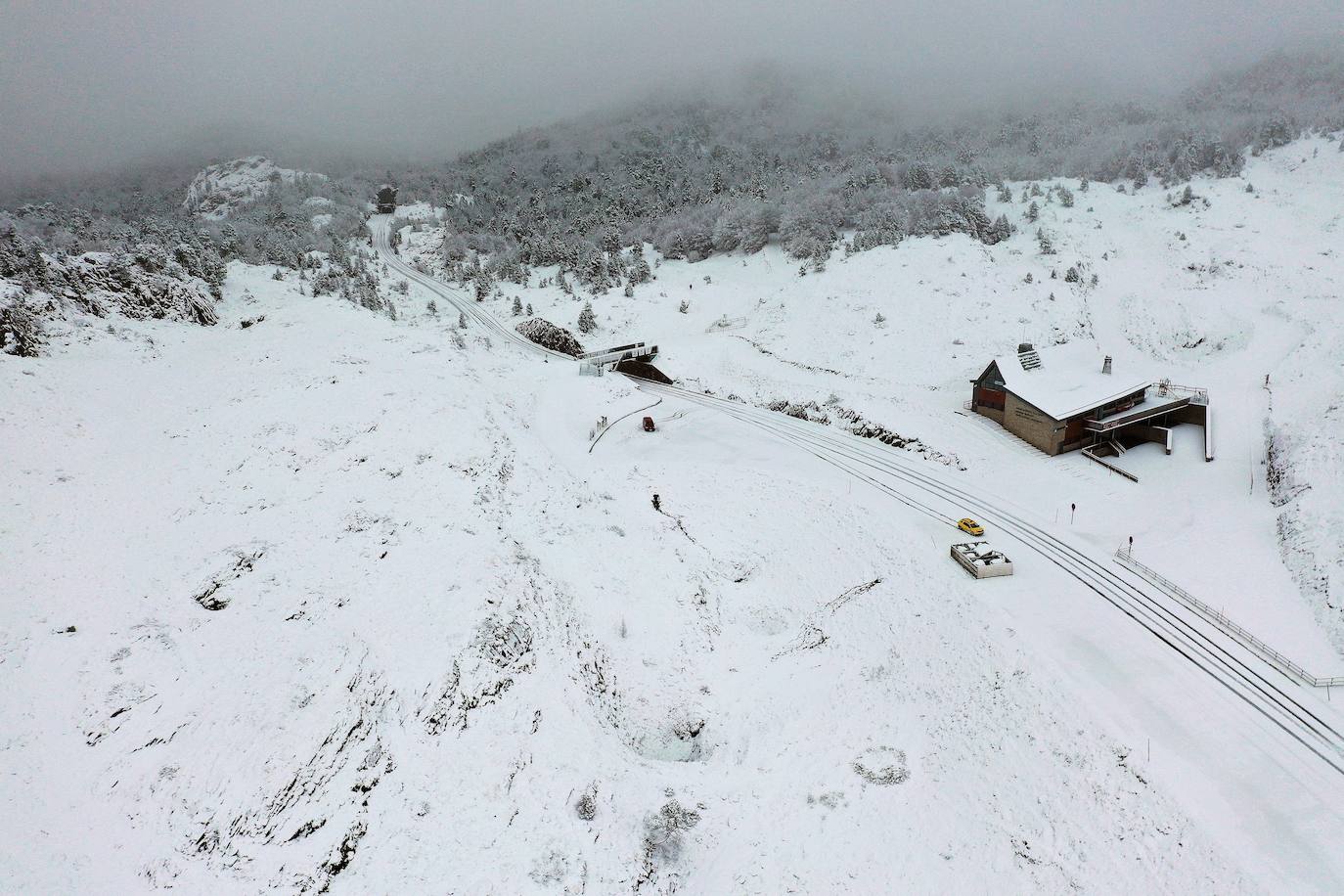 La primera nevada del otoño de 2021 cae en el norte de la península ibérica. 