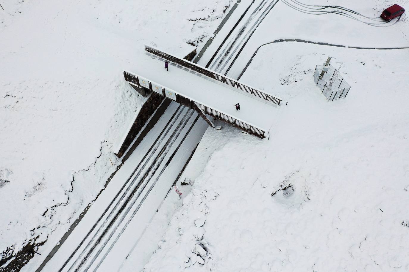 La primera nevada del otoño de 2021 cae en el norte de la península ibérica. 