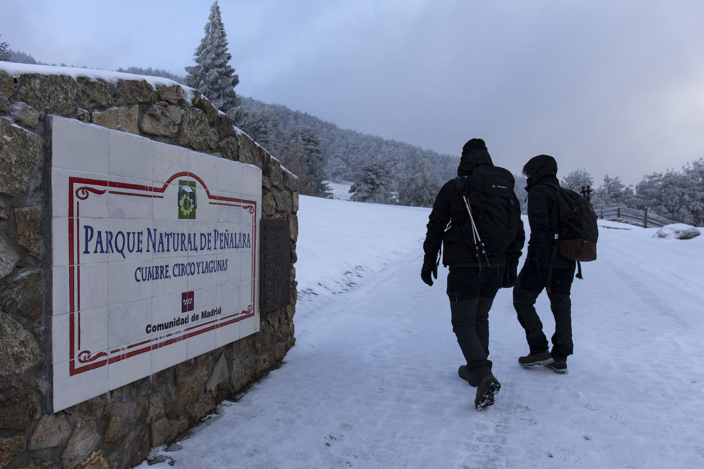 La primera nevada del otoño de 2021 cae en el norte de la península ibérica. 